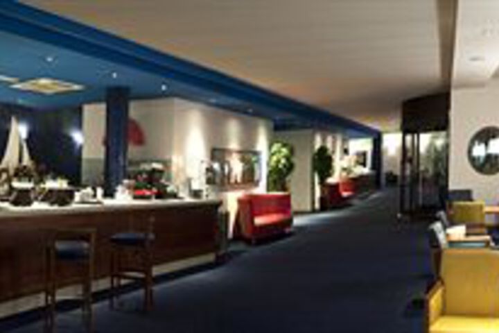 Lounge 12 of 32