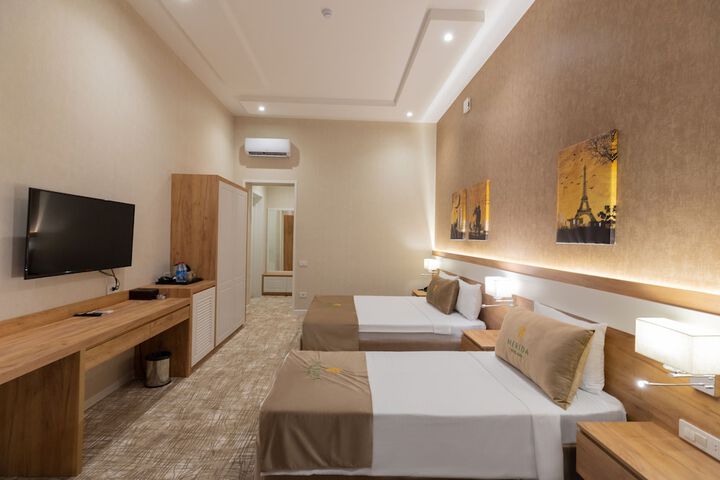 Room 7 of 33