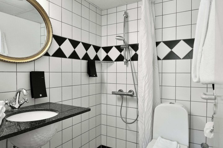 Room 171 of 214