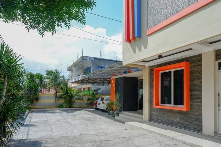 Exterior of RedDoorz near Millenium Waterpark Palu