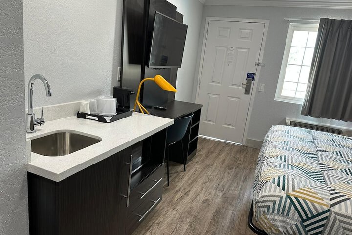 1 King Bed Micfridge (10 of 10)