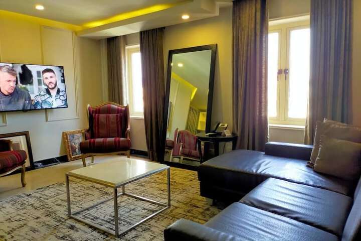 Room 8 of 19