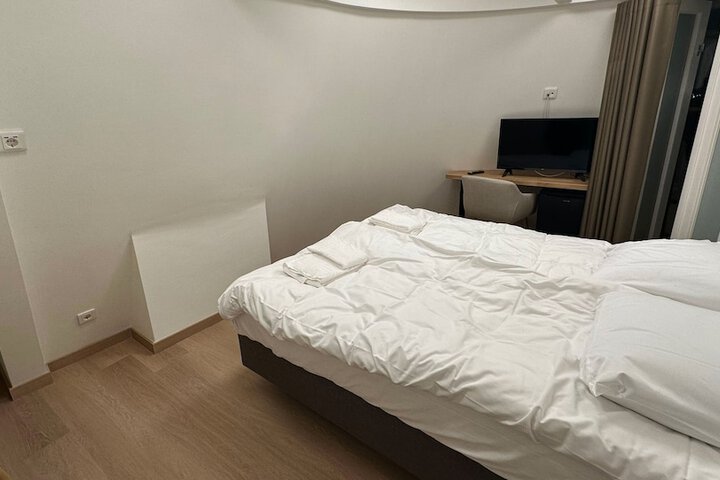 Room 10 of 32