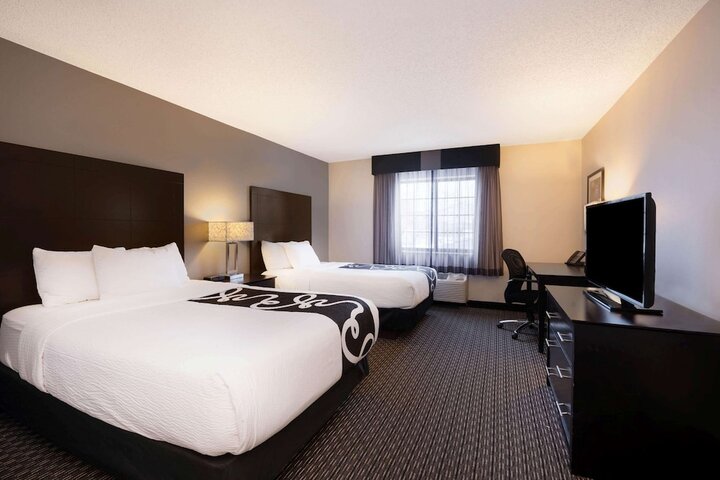 2 Double Beds (11 of 13)