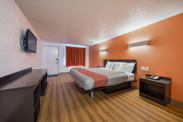 1 King Bed (8 of 12)