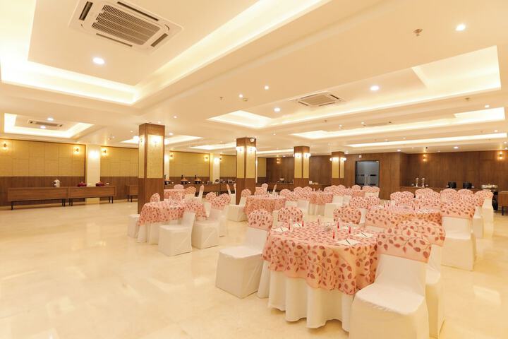 Ballroom/Hall 55 of 57