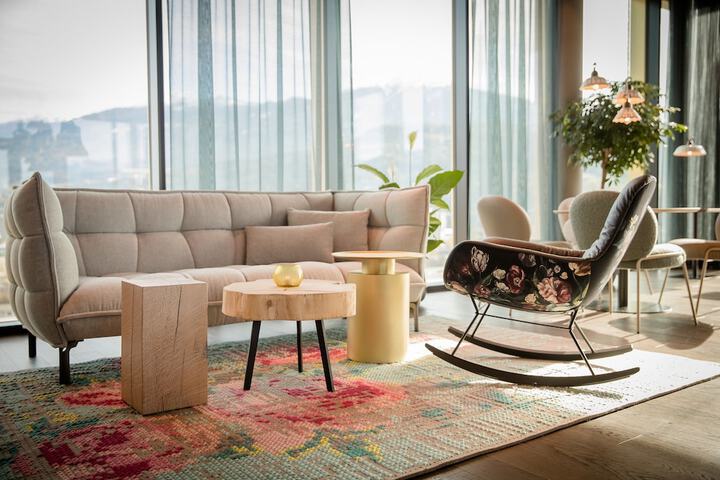 Lounge 38 of 53