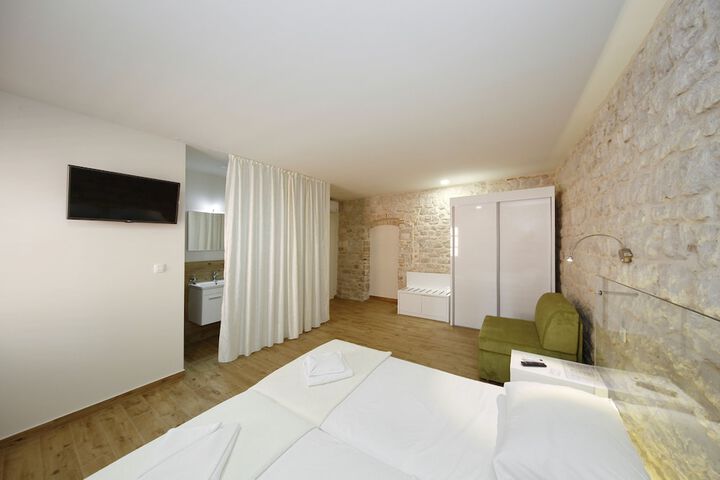 Room 5 of 39