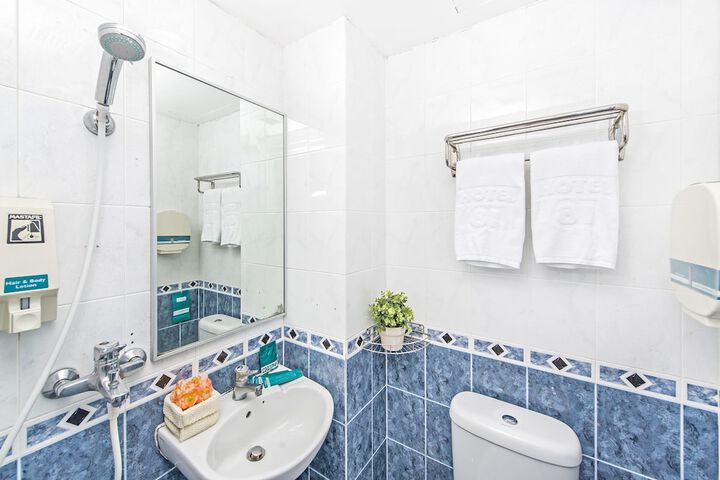 Room 10 of 16