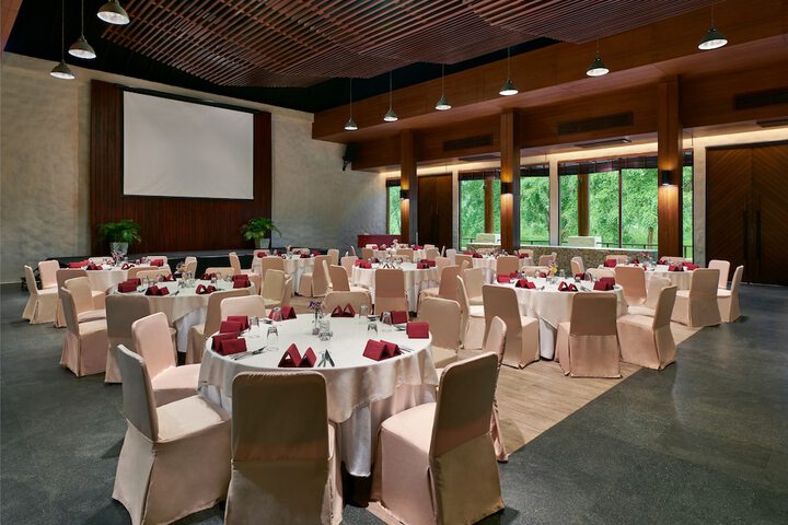 Ballroom/Hall 86 of 109