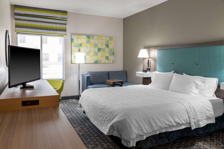 1 King Bed Study with Sofa Bed (12 of 18)