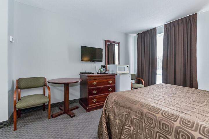 Honeymoon Single Room 1 Queen Bed No Windows (16 of 27)