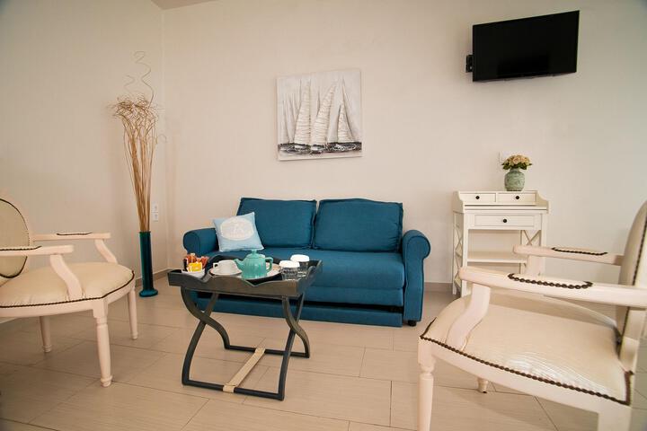 Lounge 25 of 40