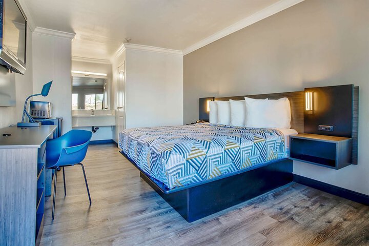 1 Queen Bed (7 of 12)