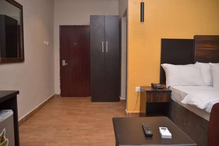 Room 5 of 10