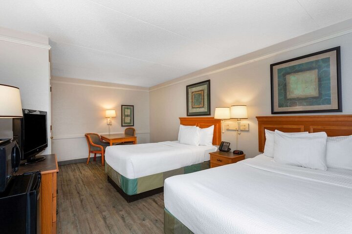 2 Double Beds Mobility Hearing Accessible Room Roll in Shower (16 of 16)