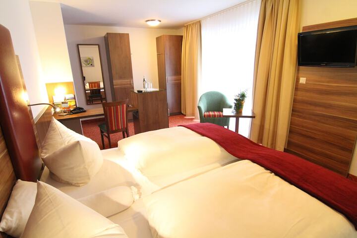 Room 4 of 143