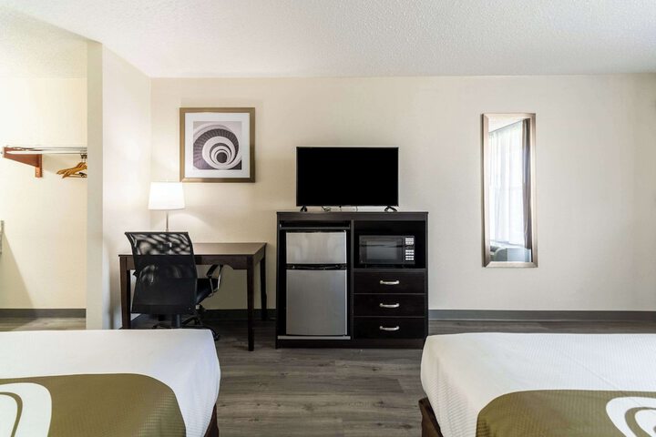 2 Double Beds (12 of 18)