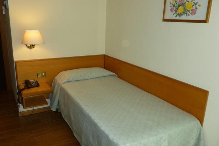 Room 13 of 37