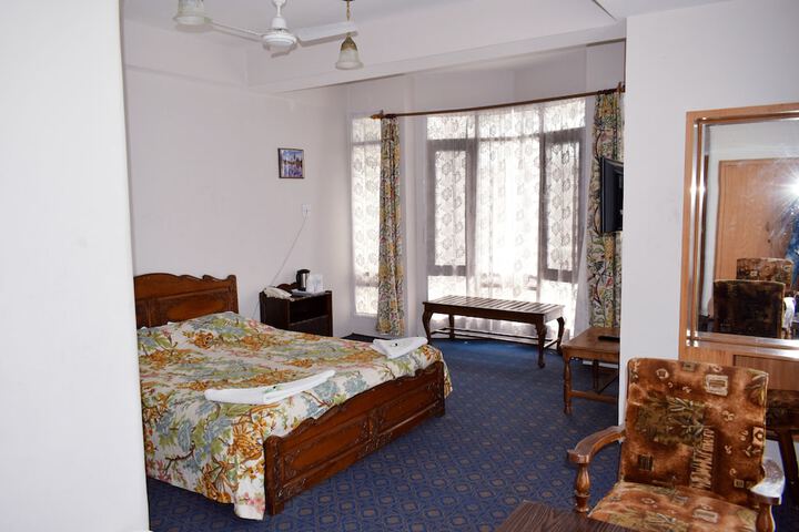 Room 7 of 18