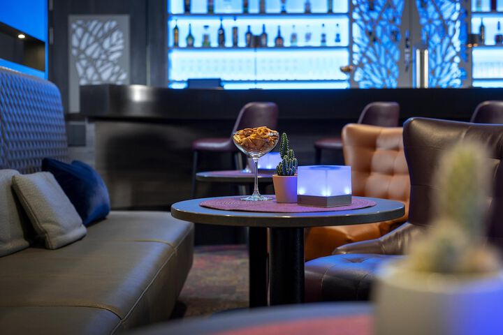 Lounge 100 of 179