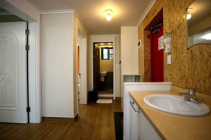 Room 14 of 68