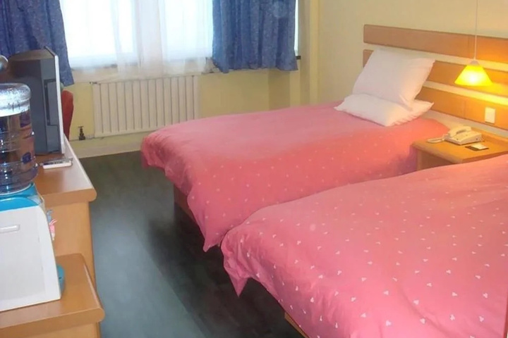 Room 4 of 8