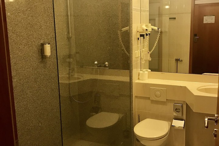 Room 17 of 28