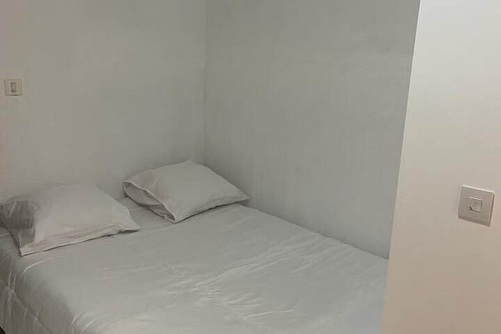 Room 6 of 11