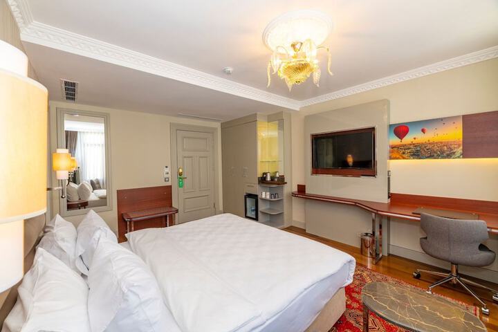 Room 15 of 102