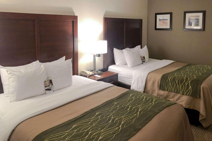 2 Queen Beds (8 of 17)