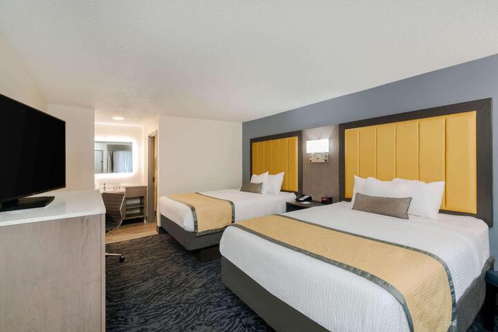 1 Queen Bed (4 of 9)