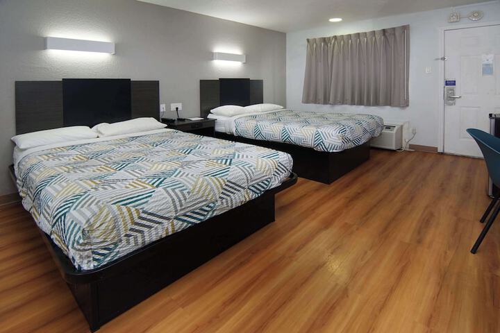 2 Queen Beds Micfridge (1 of 6)