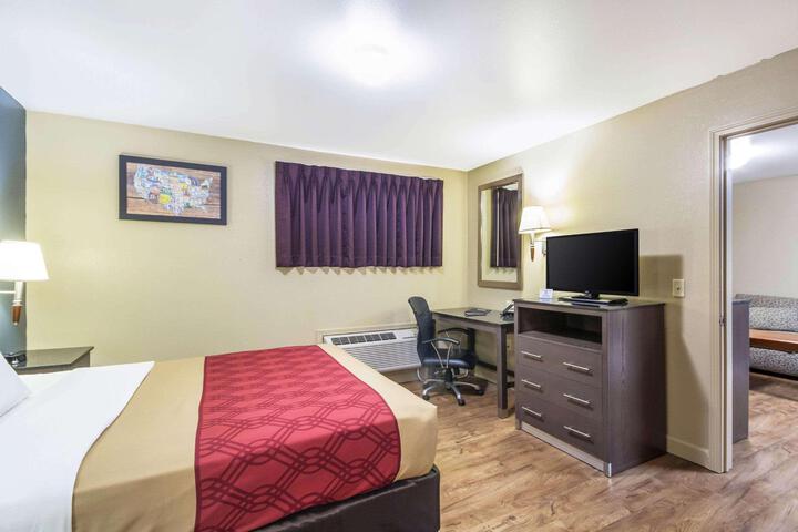 1 Queen Bed (4 of 6)