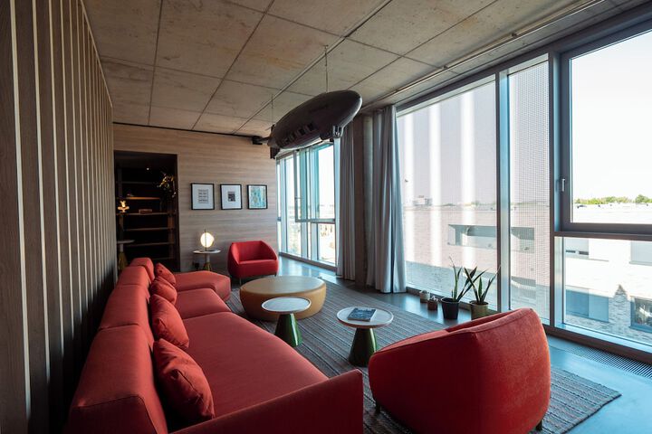 Lounge 37 of 53