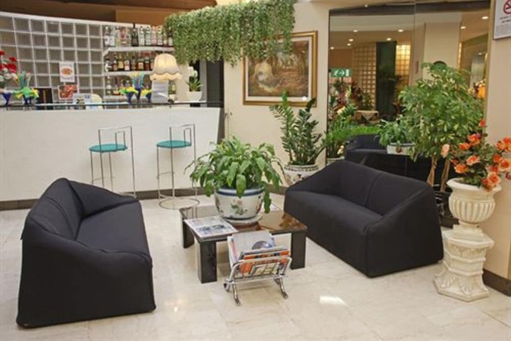 Lounge 41 of 48