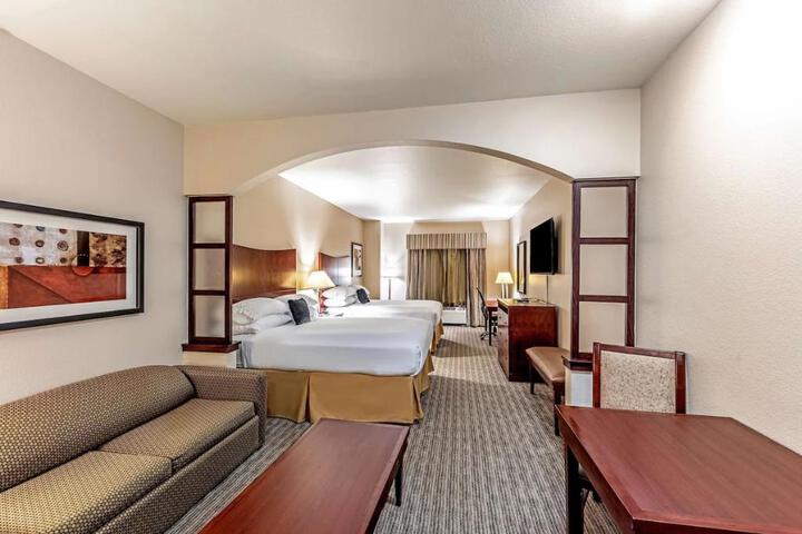 2 Queen Beds (8 of 9)