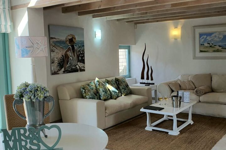 Lounge 16 of 46