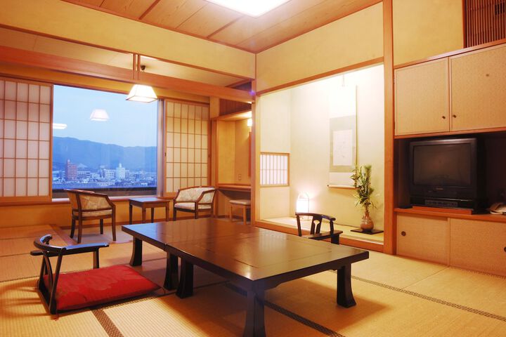 Room 3 of 65