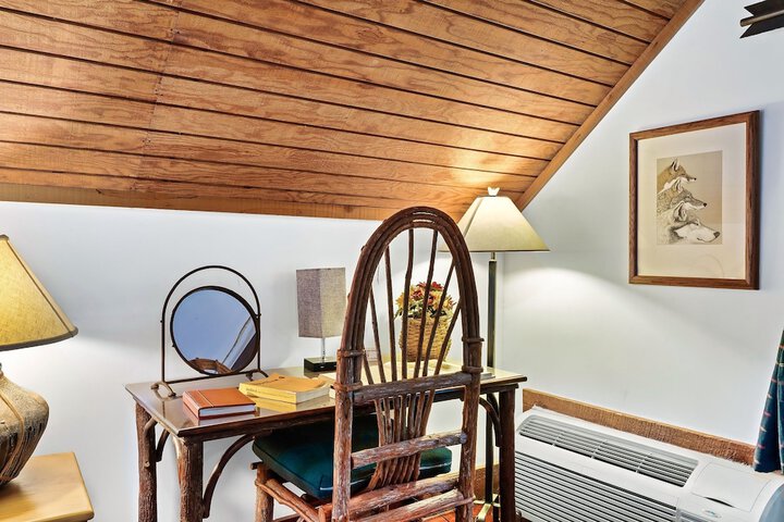 Snug Hug Queen Suite with Fireplace (75 of 131)