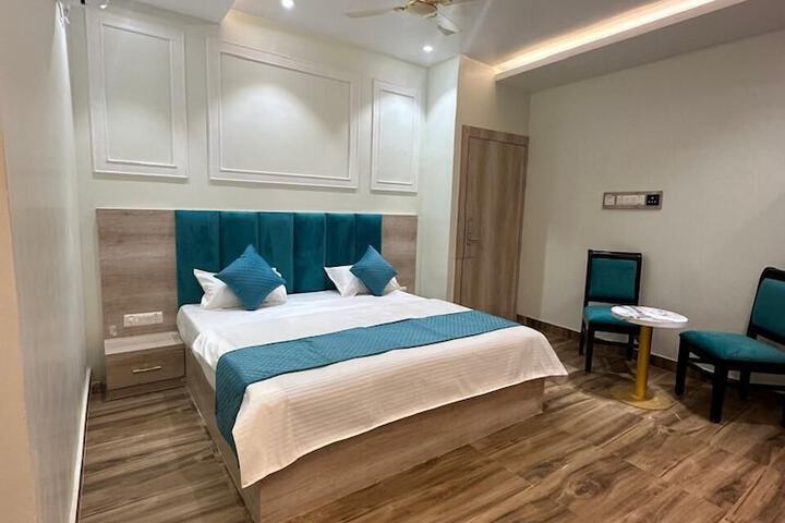 Room 7 of 18