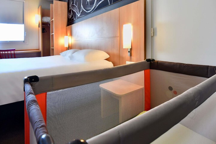 Room 27 of 60