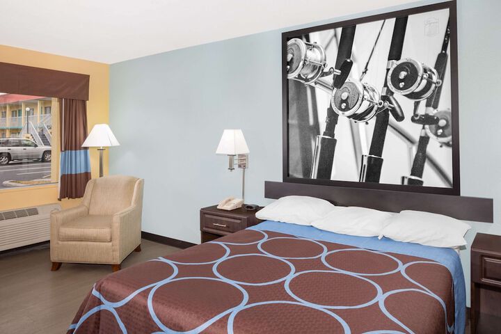 1 Queen Bed Accessible Mobility Hearing Tub with Grab Bars (7 of 8)