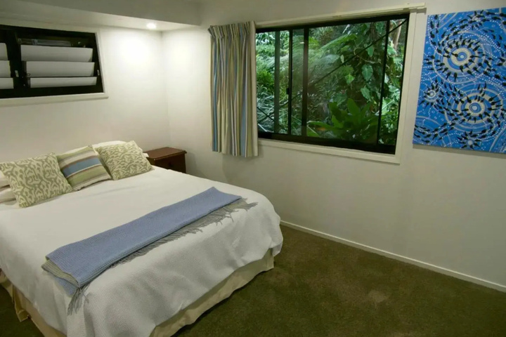 Room 2 of 10