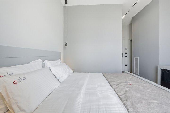 Room 27 of 74