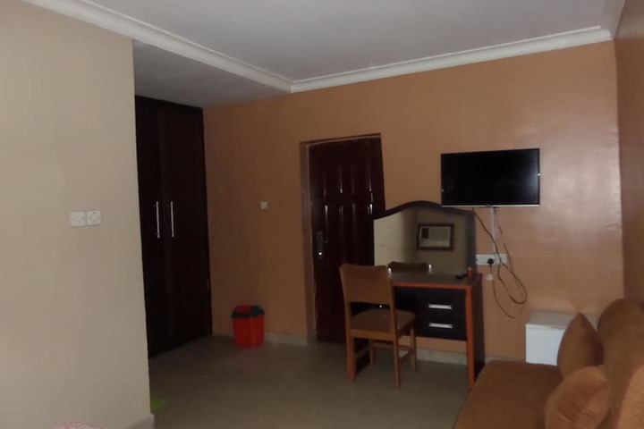 Room 8 of 17