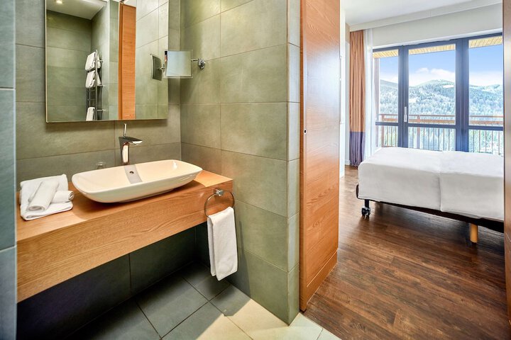 Room 40 of 194