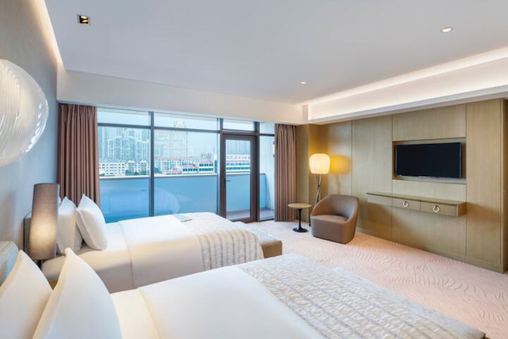 Room 4 of 65
