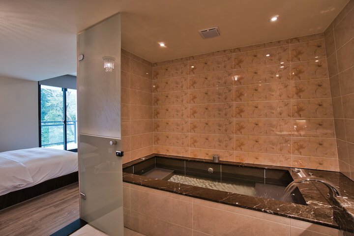 Room 10 of 16