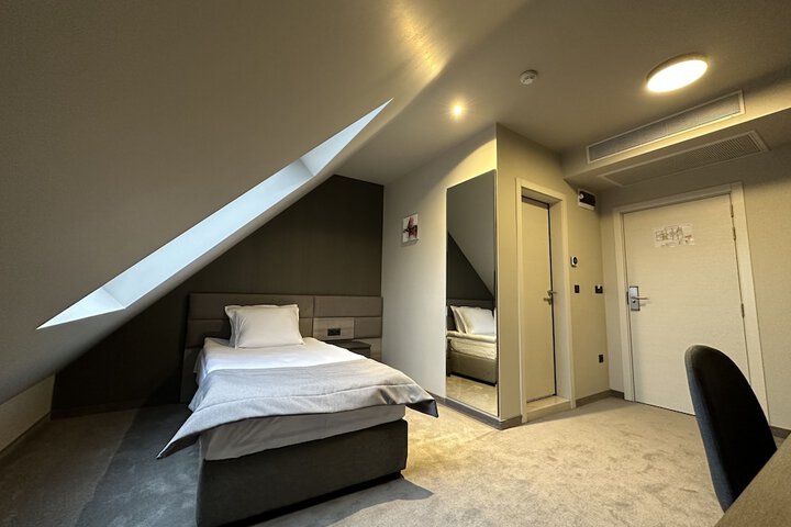 Room 9 of 22